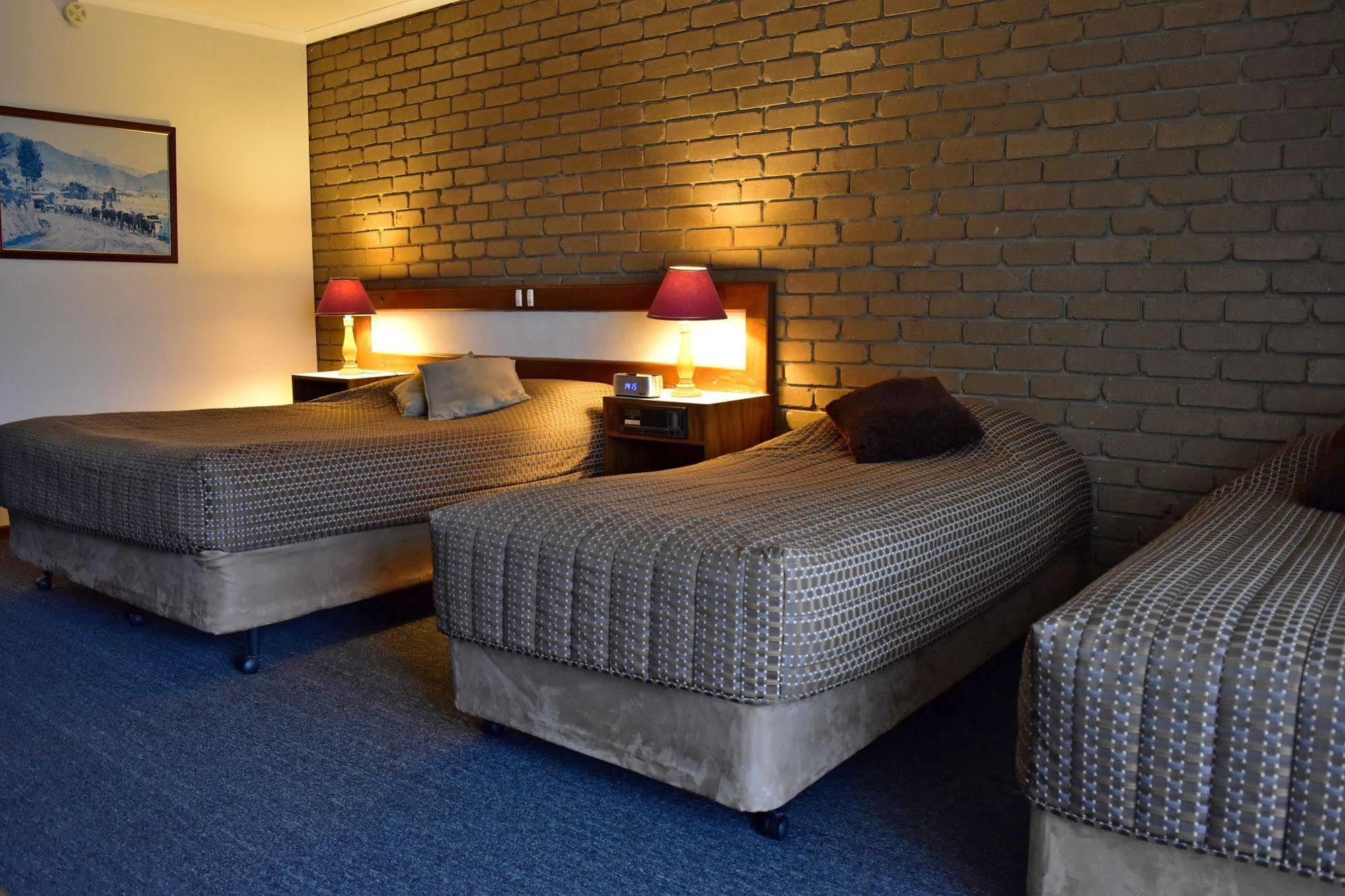 טראראלגון The Black Bull Motel מראה חיצוני תמונה